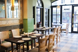 Petit déjeuner, déjeuner, dîner et brunch servis sur place