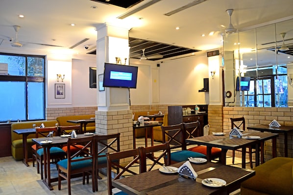 Breakfast, lunch, dinner served; al fresco dining
