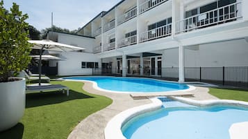 Piscine extérieure, parasols de plage, chaises longues