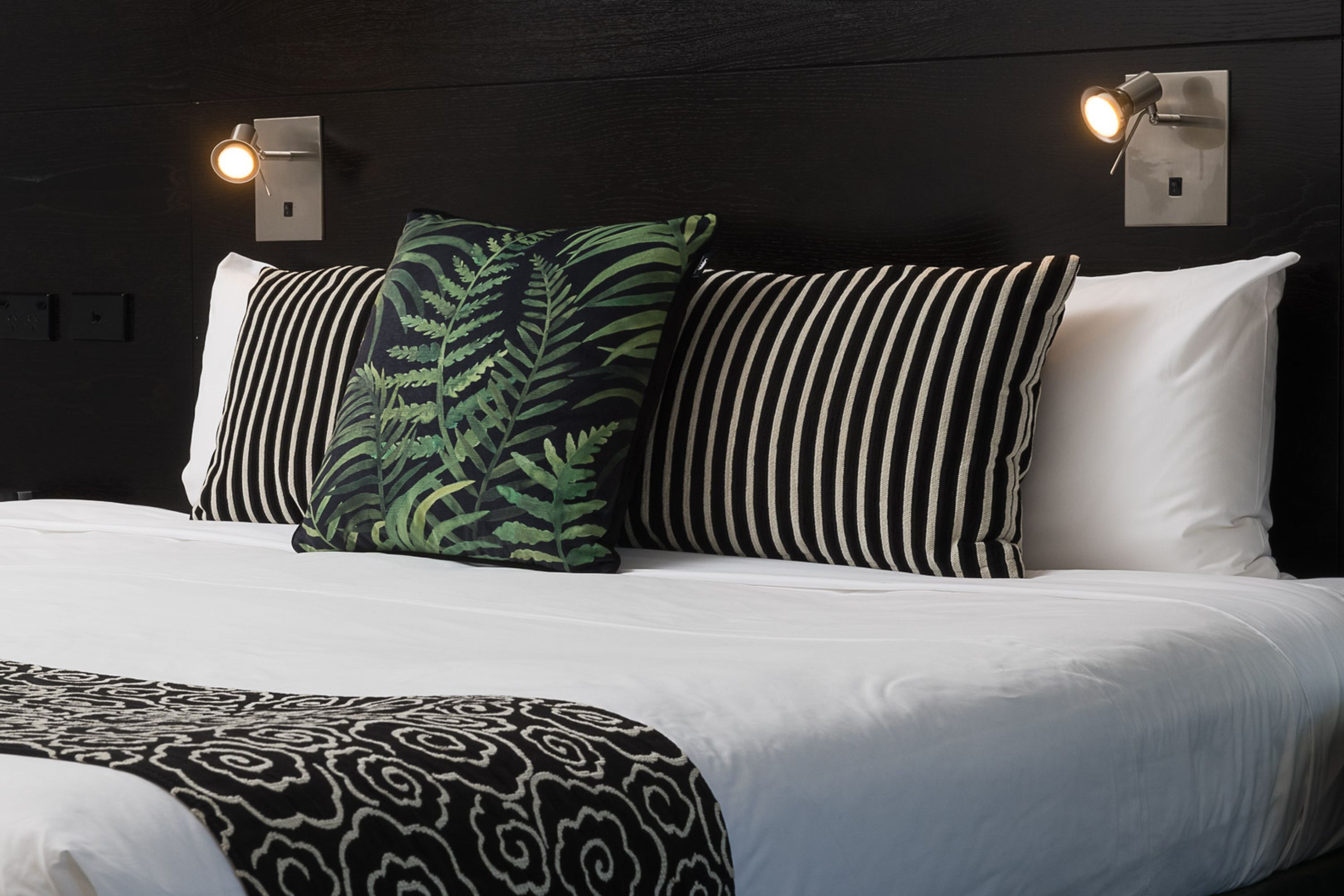 Desk, laptop workspace, iron/ironing board, free WiFi