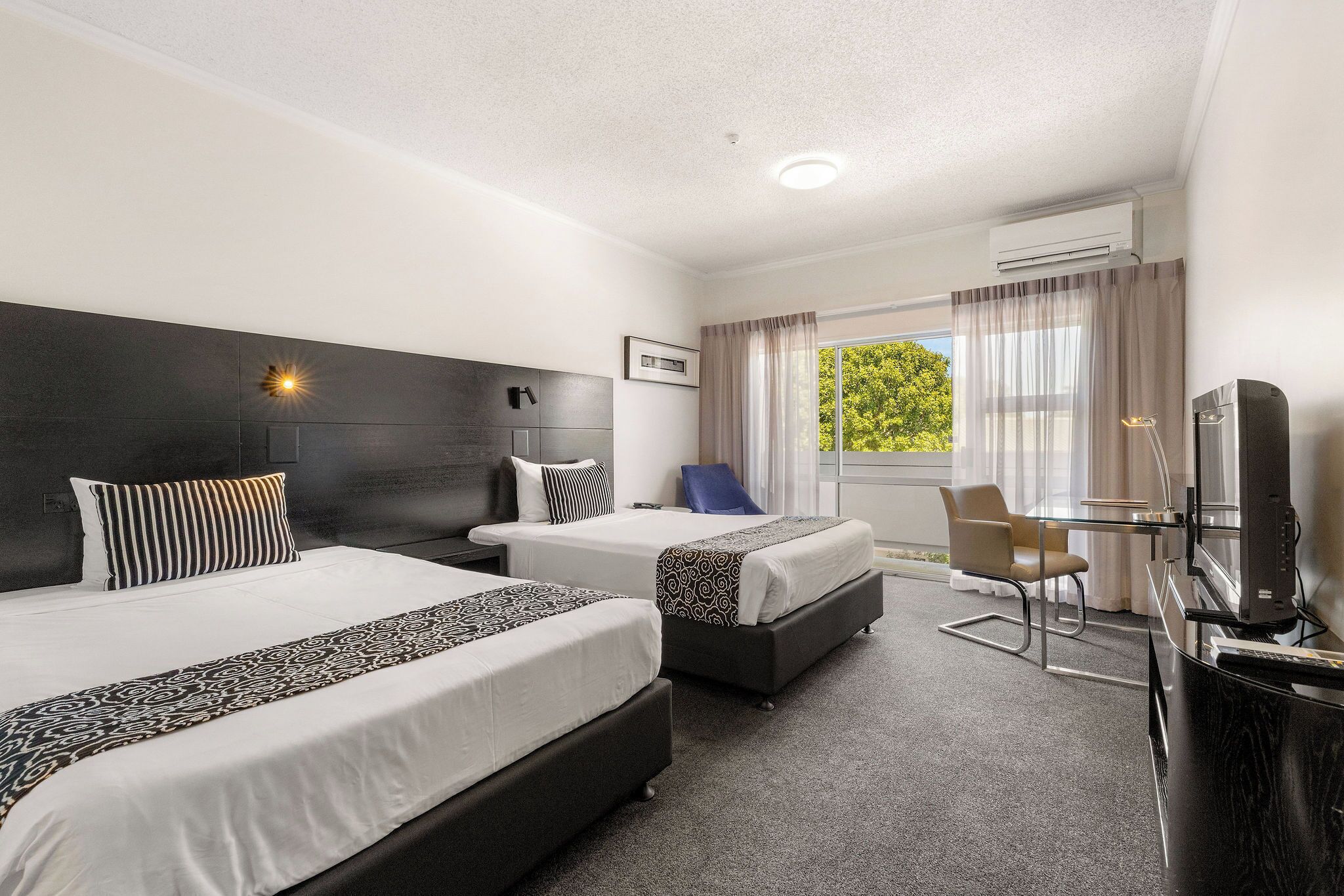 Een bureau, een laptopwerkplek, een strijkplank/strijkijzer, gratis wifi