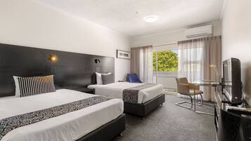 Escritorio y espacio para trabajar con laptop