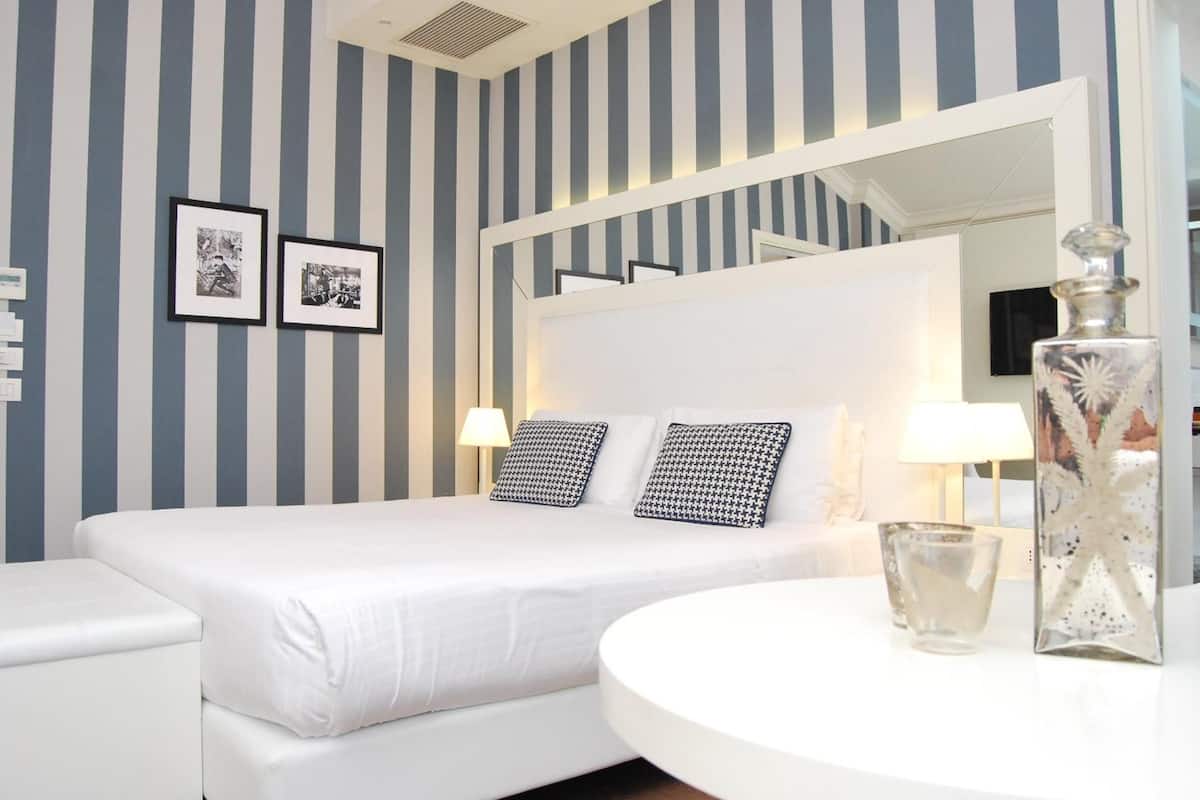 Executive Room | Minibar, in-room safe, individually furnished, soundproofing