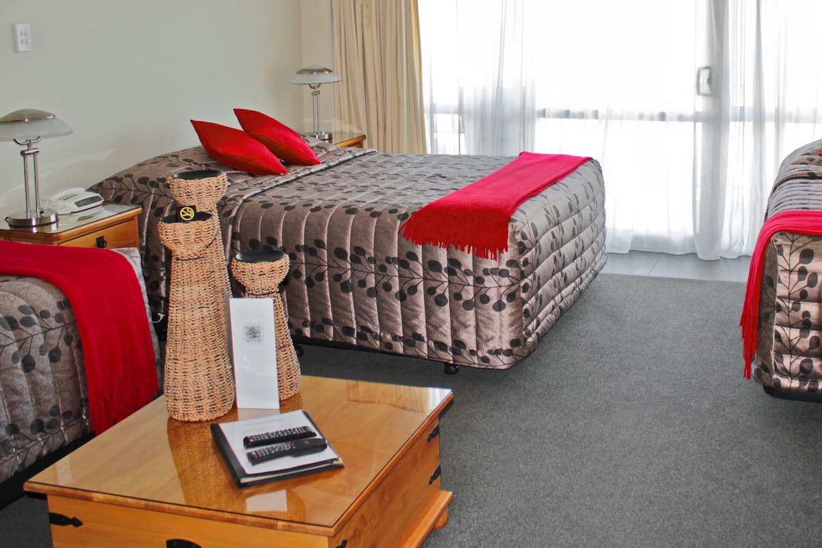 Iron/ironing board, free WiFi, bed sheets