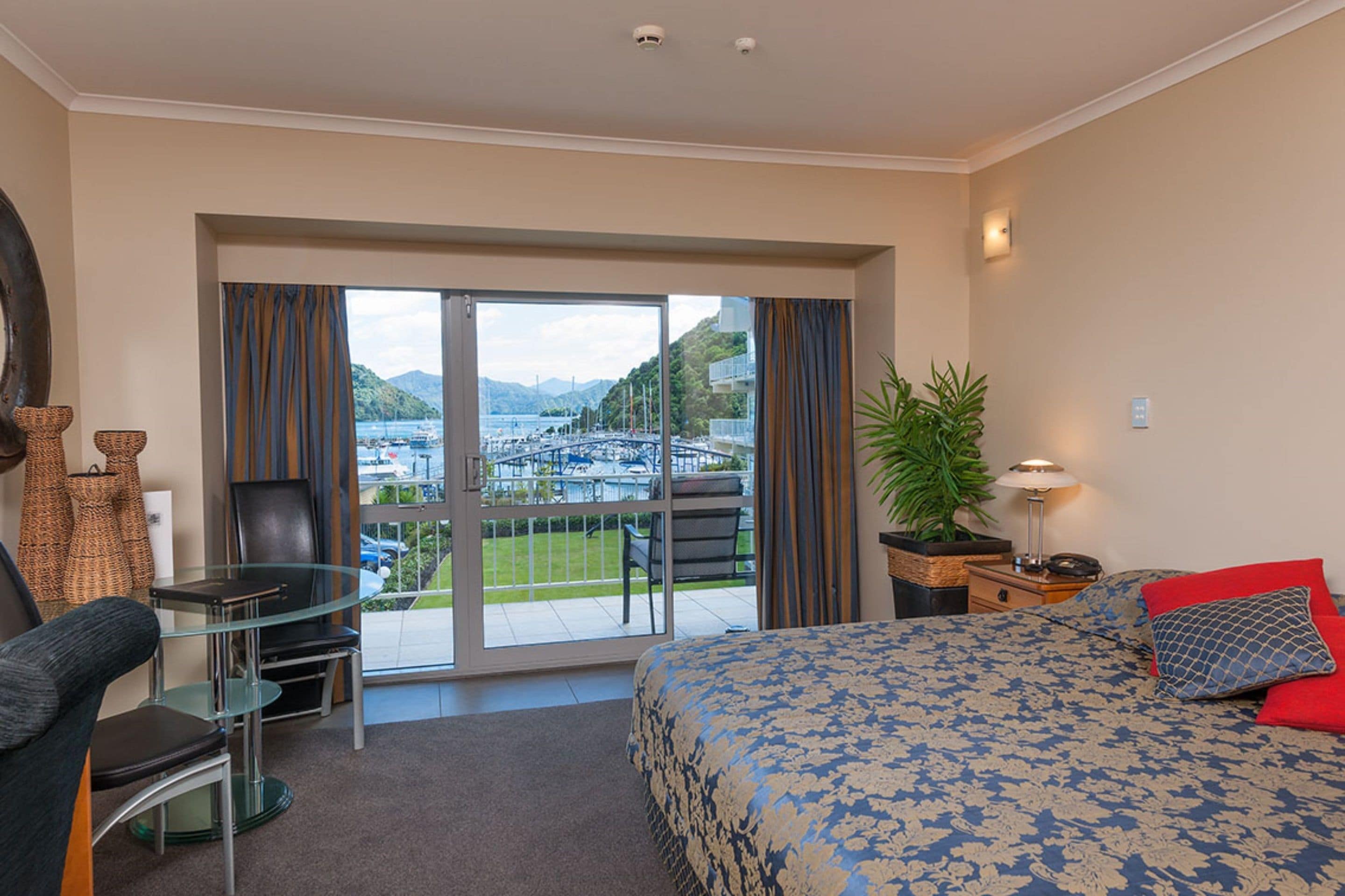 king spa bath harbour view | iron/ironing board, free wifi, bed sheets