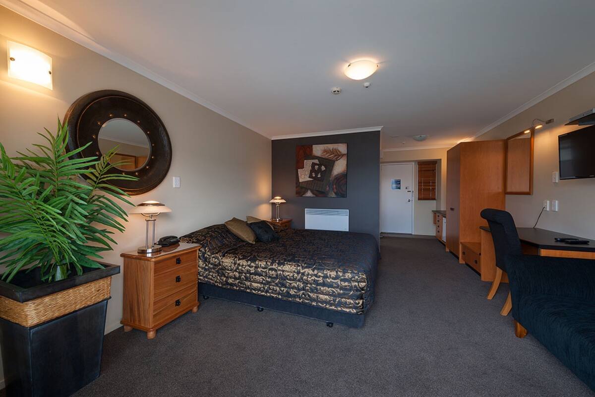 king spa bath harbour view | iron/ironing board, free wifi, bed sheets