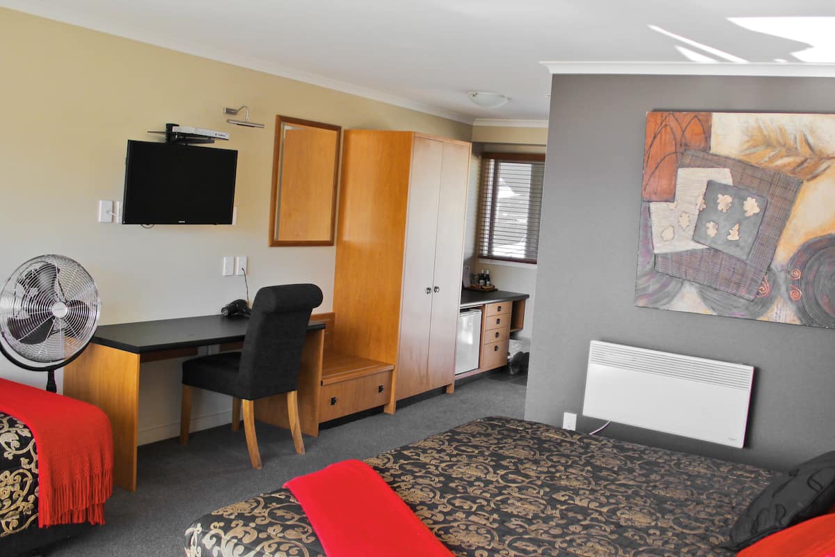 Iron/ironing board, free WiFi, bed sheets