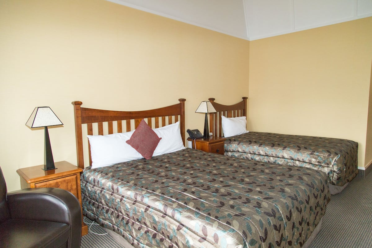 Standard Room (QS) | Premium bedding, desk, iron/ironing board, free WiFi