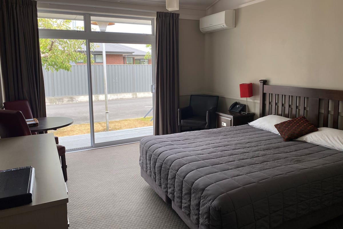 Premium bedding, desk, iron/ironing board, free WiFi