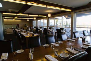 Breakfast and dinner served, local cuisine - Hotel Ashburton (Ashburton)