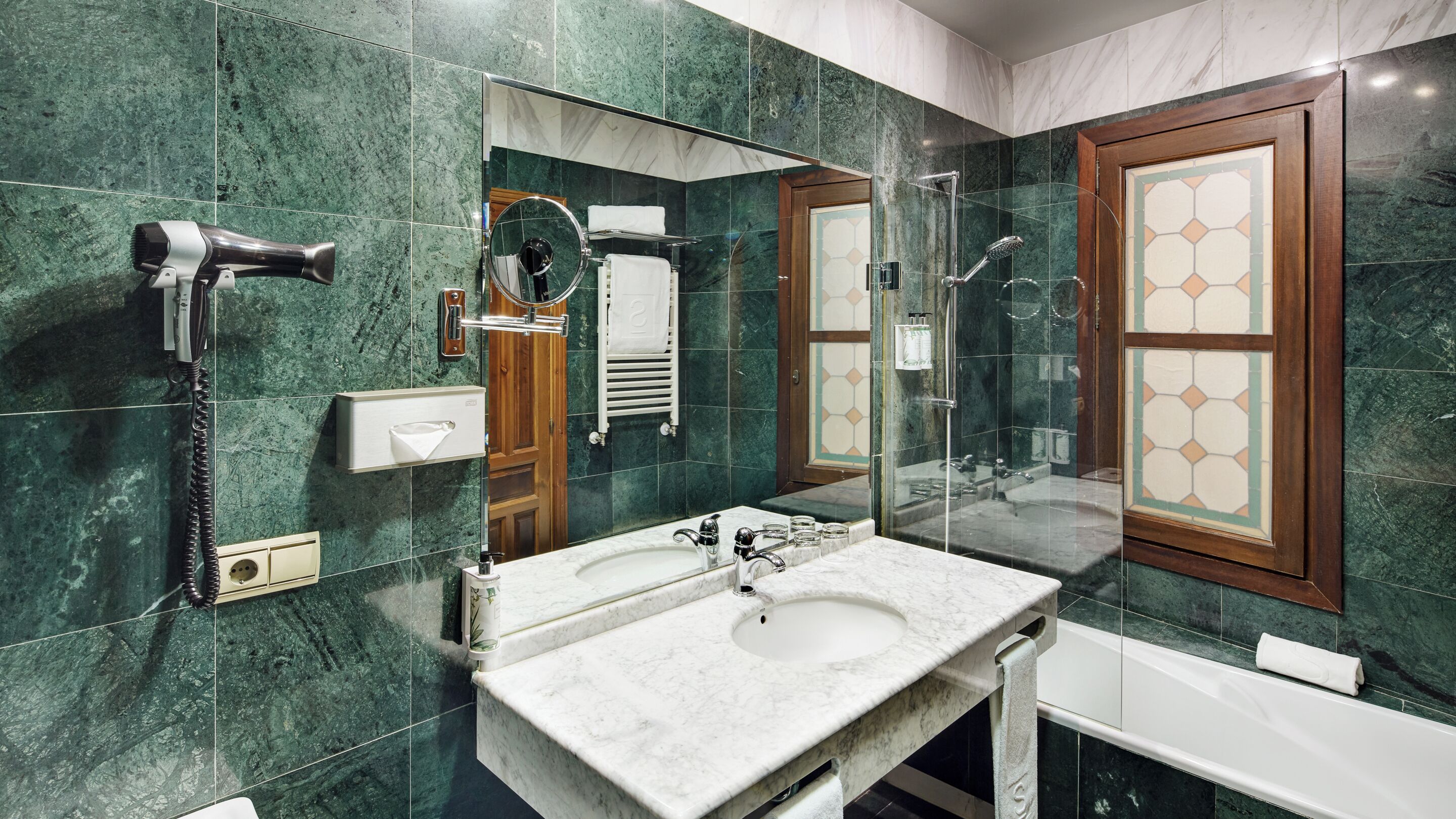 superior double room | bathroom | combined shower/bathtub, free toiletries, hair dryer, bidet
