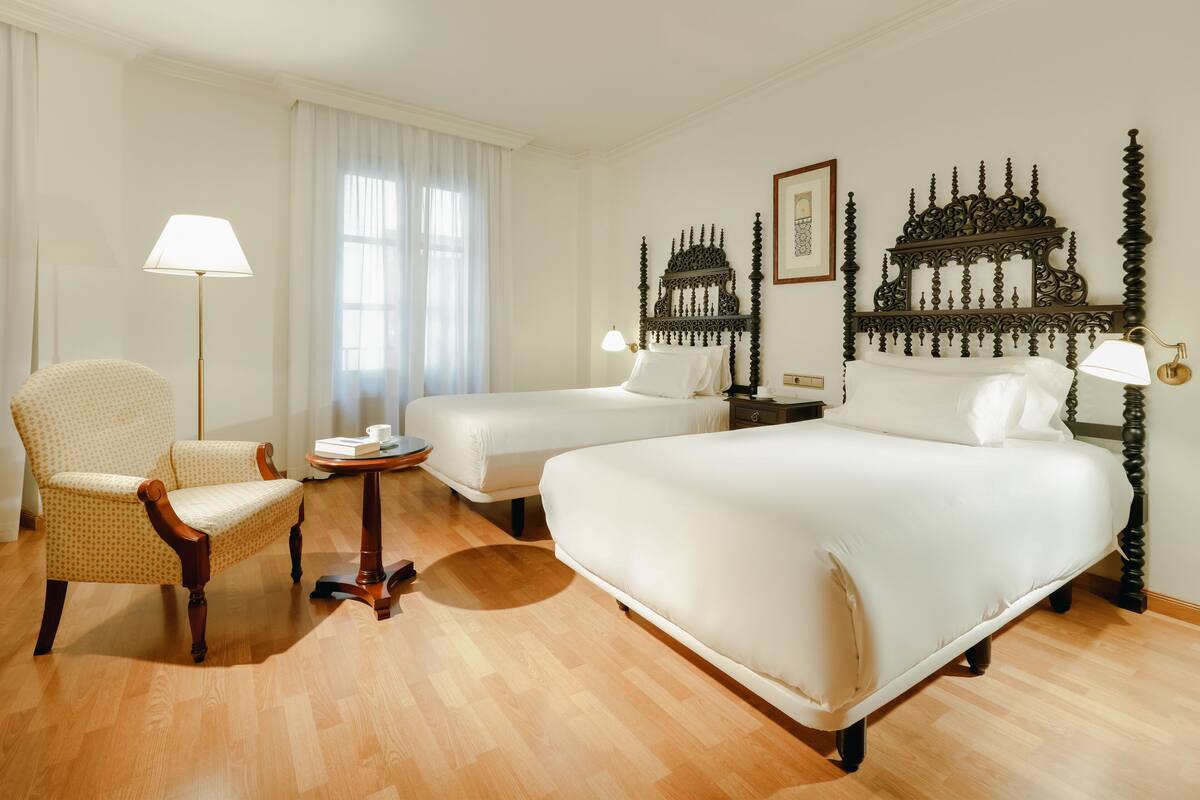 Minibar, safe på rommet, skrivebord og blendingsgardiner