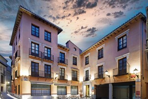 Un edificio de varios pisos con balcones y un letrero que dice "PARKING GAMBOA".