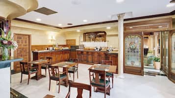 Esmorzar diari d'estil bufet (15 EUR per persona)