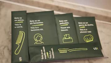 Ett set med fyra gröna lådor, var och en försedd med text och ikoner, och märkta med olika produkter: kam, hygienartiklar för kvinnor, näsdukar och duschmössa.