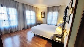 Junior Suite | Minibar, in-room safe, desk, blackout drapes