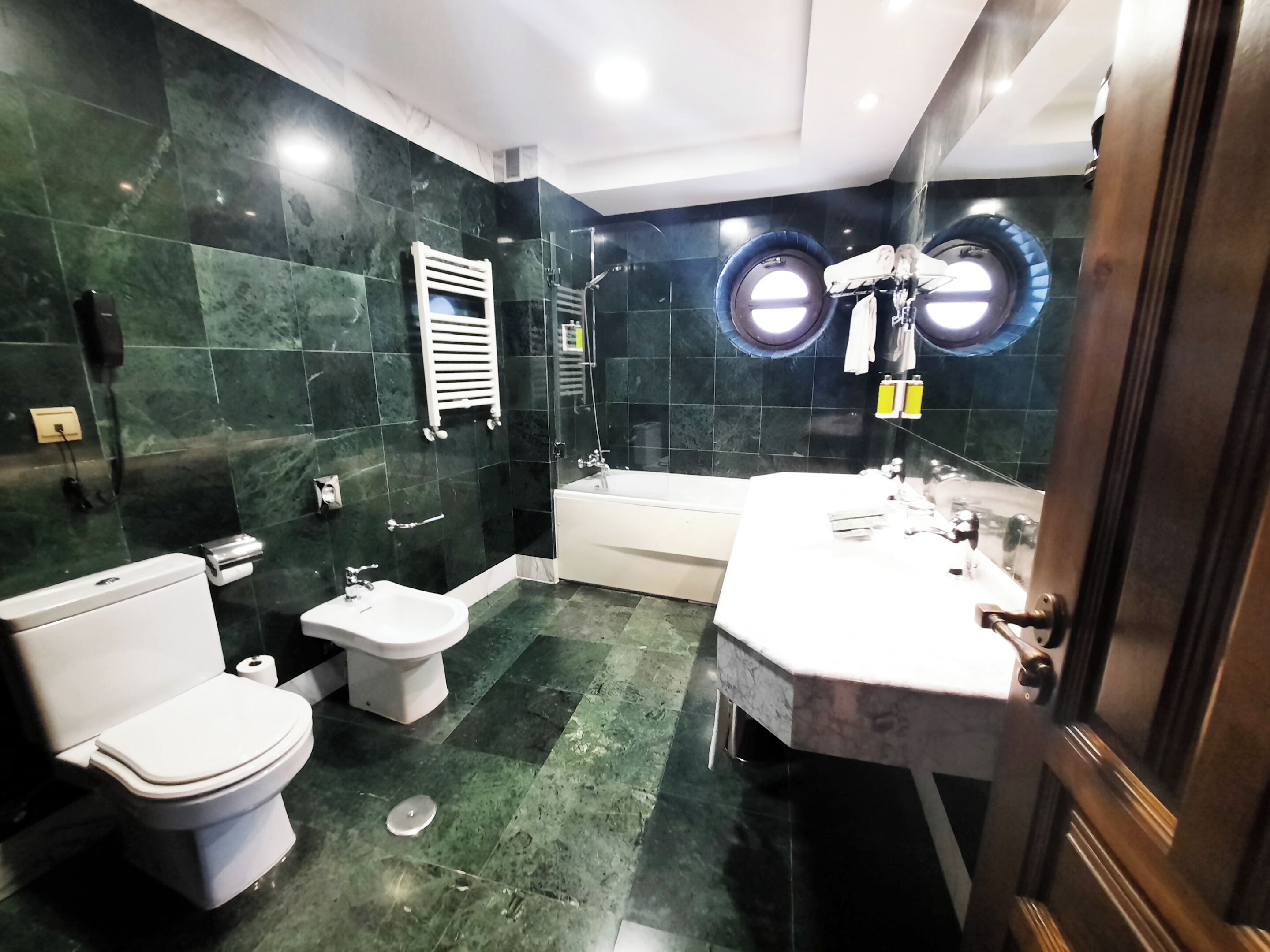 junior suite | bathroom | combined shower/bathtub, free toiletries, hair dryer, bidet