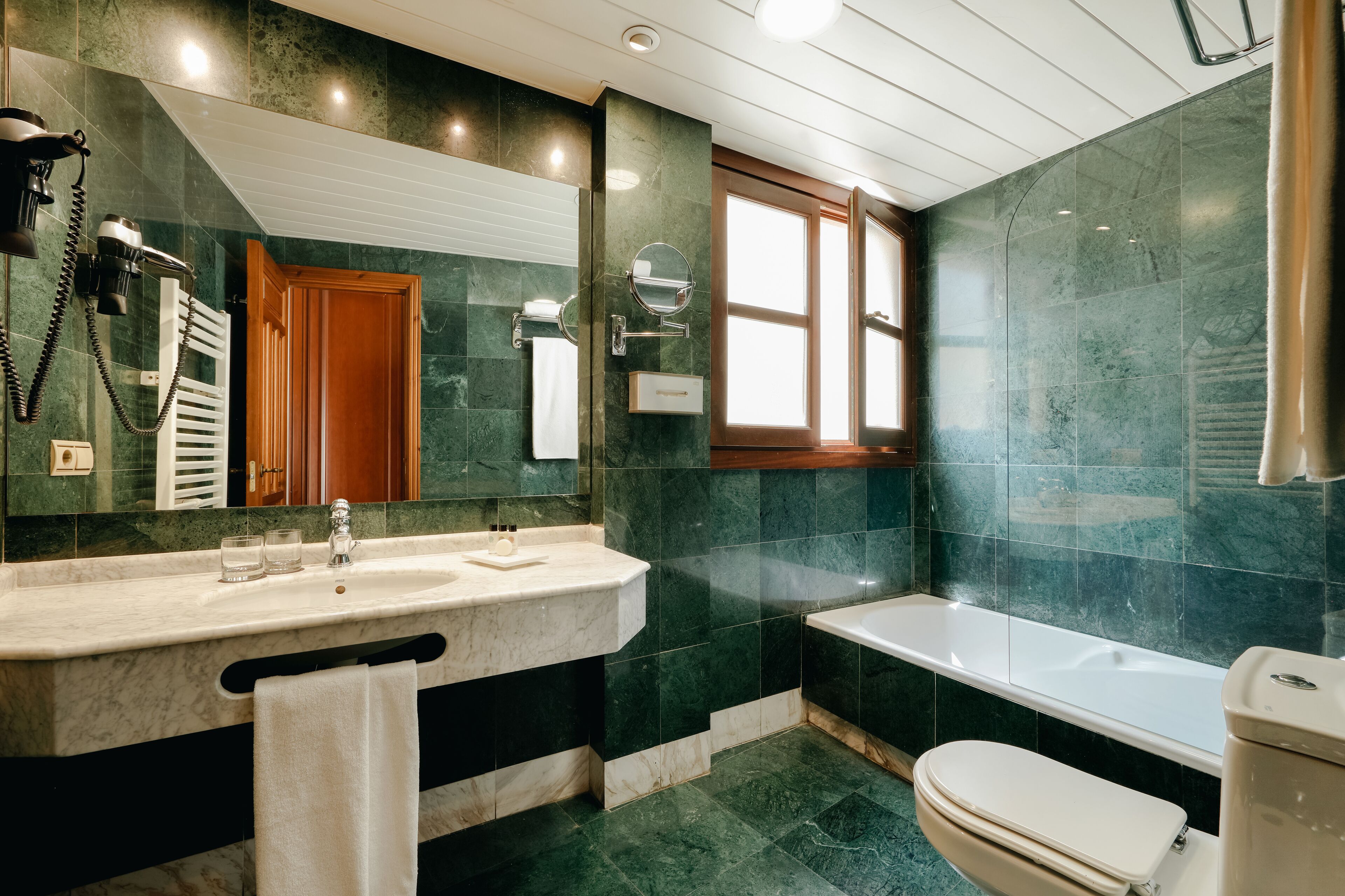 combined shower/bathtub, free toiletries, hair dryer, bidet