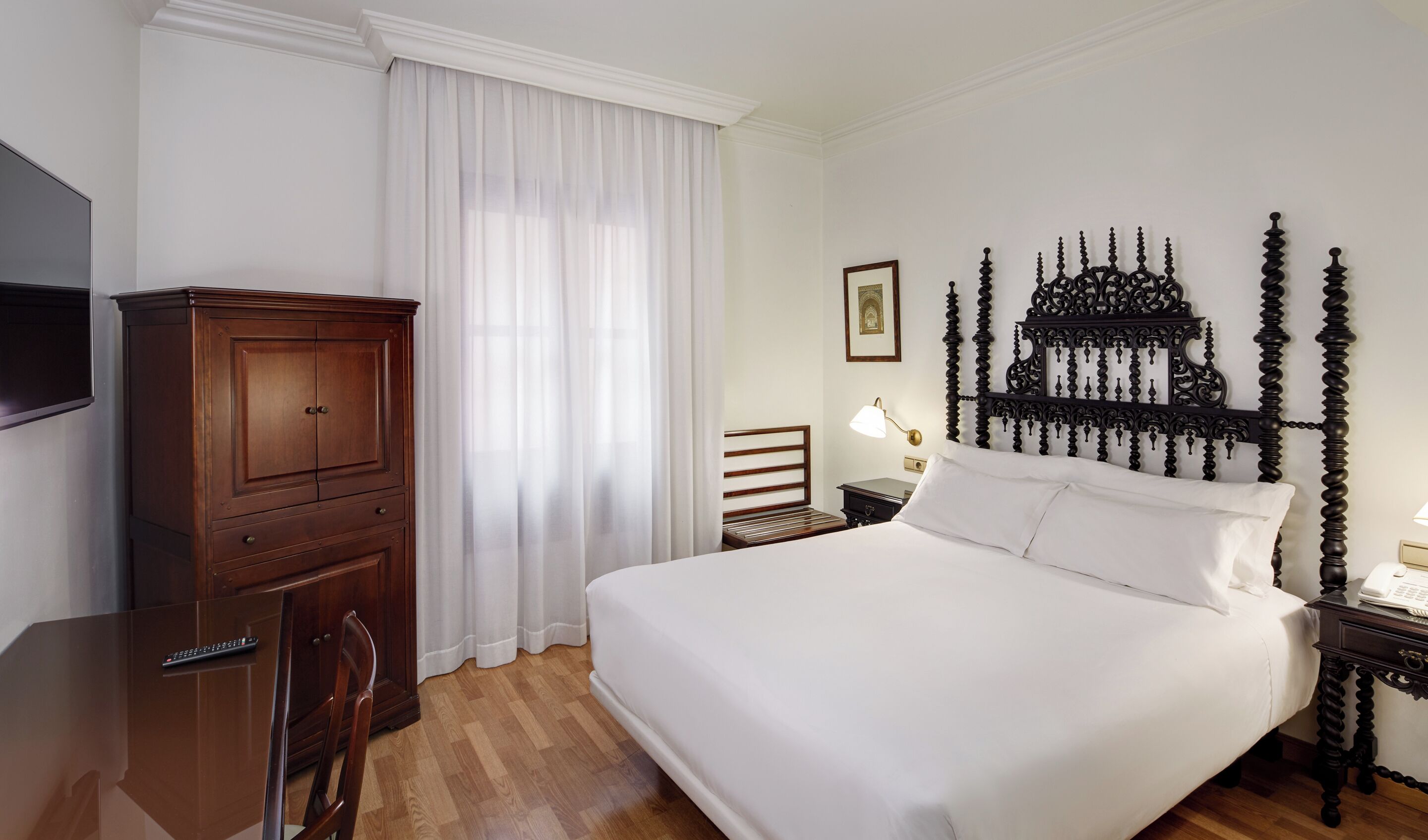 Minibar, két bảo mật tại phòng, bàn, màn/rèm cản sáng 