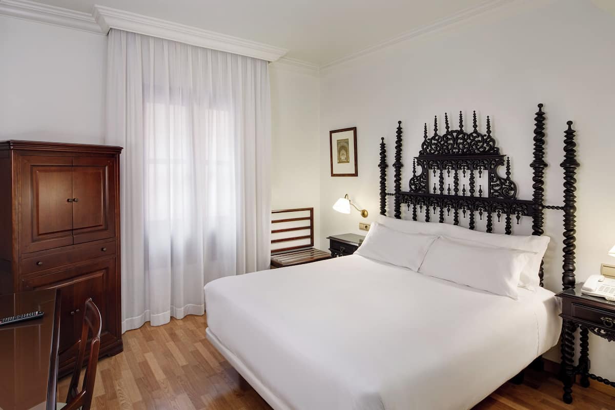 Minibar, caja de seguridad en la habitación y escritorio