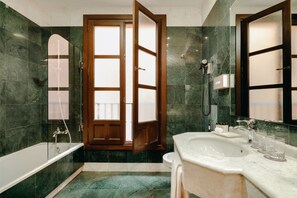 Bañera con ducha, artículos de tocador gratuitos, secador de pelo, bidet