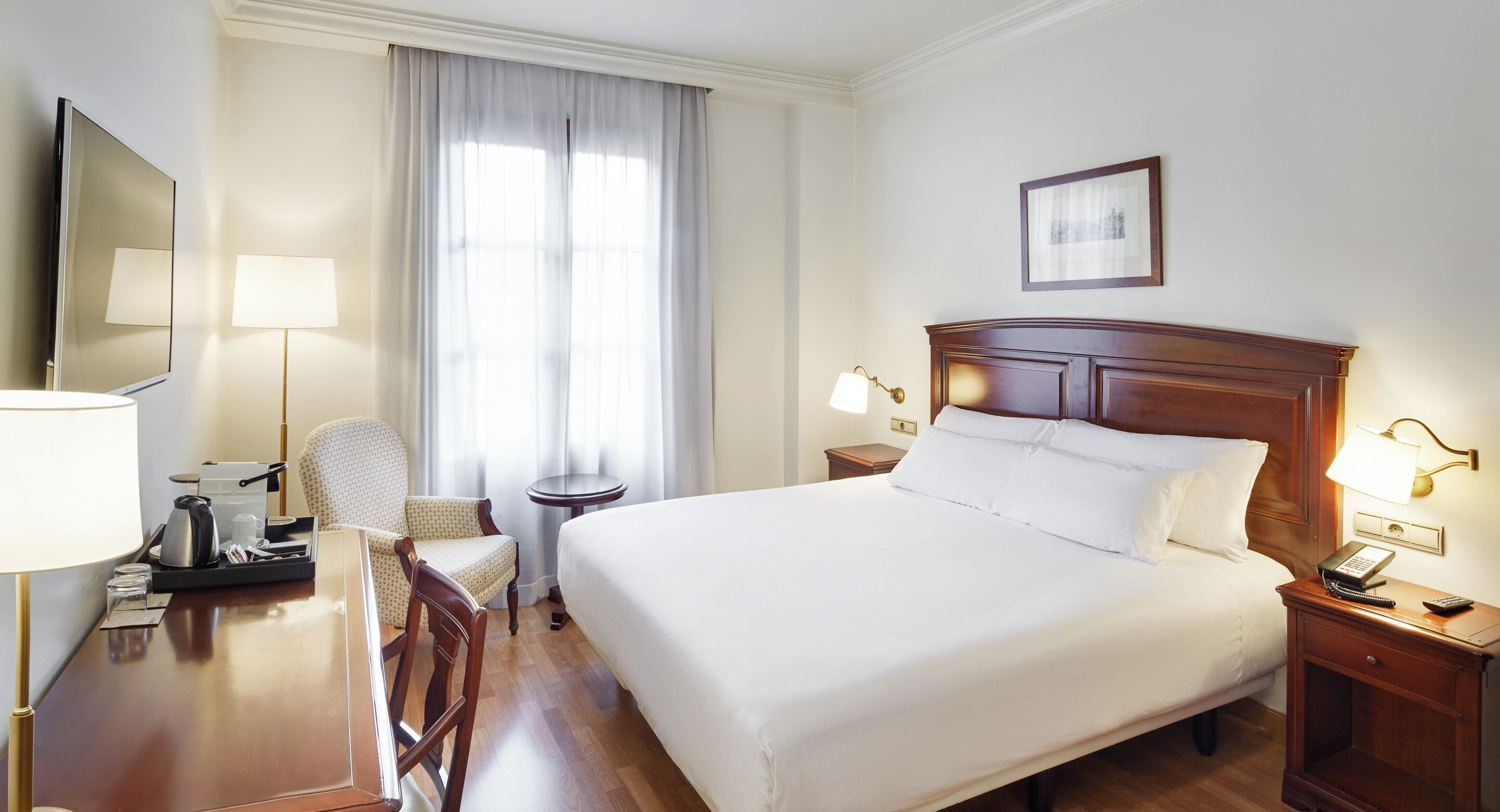 Minibar, két bảo mật tại phòng, bàn, màn/rèm cản sáng 