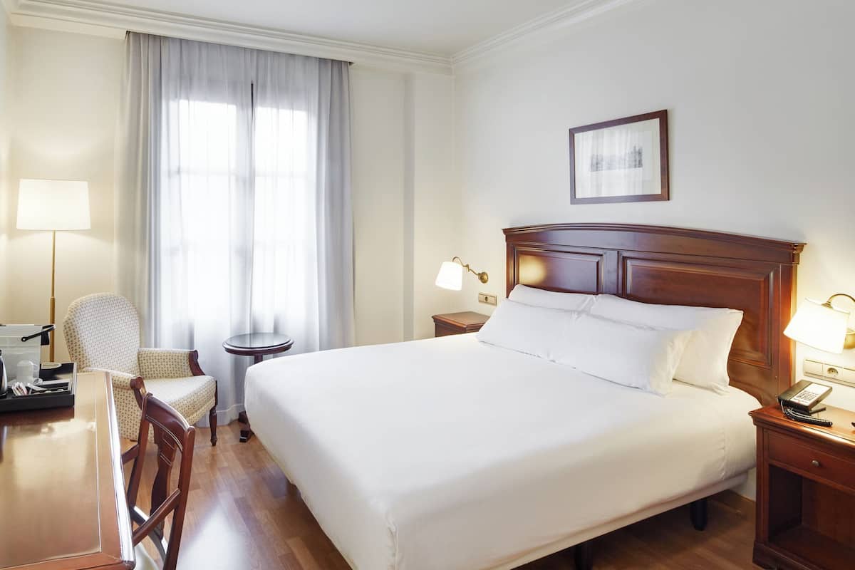 Minibar, caja de seguridad en la habitación y escritorio