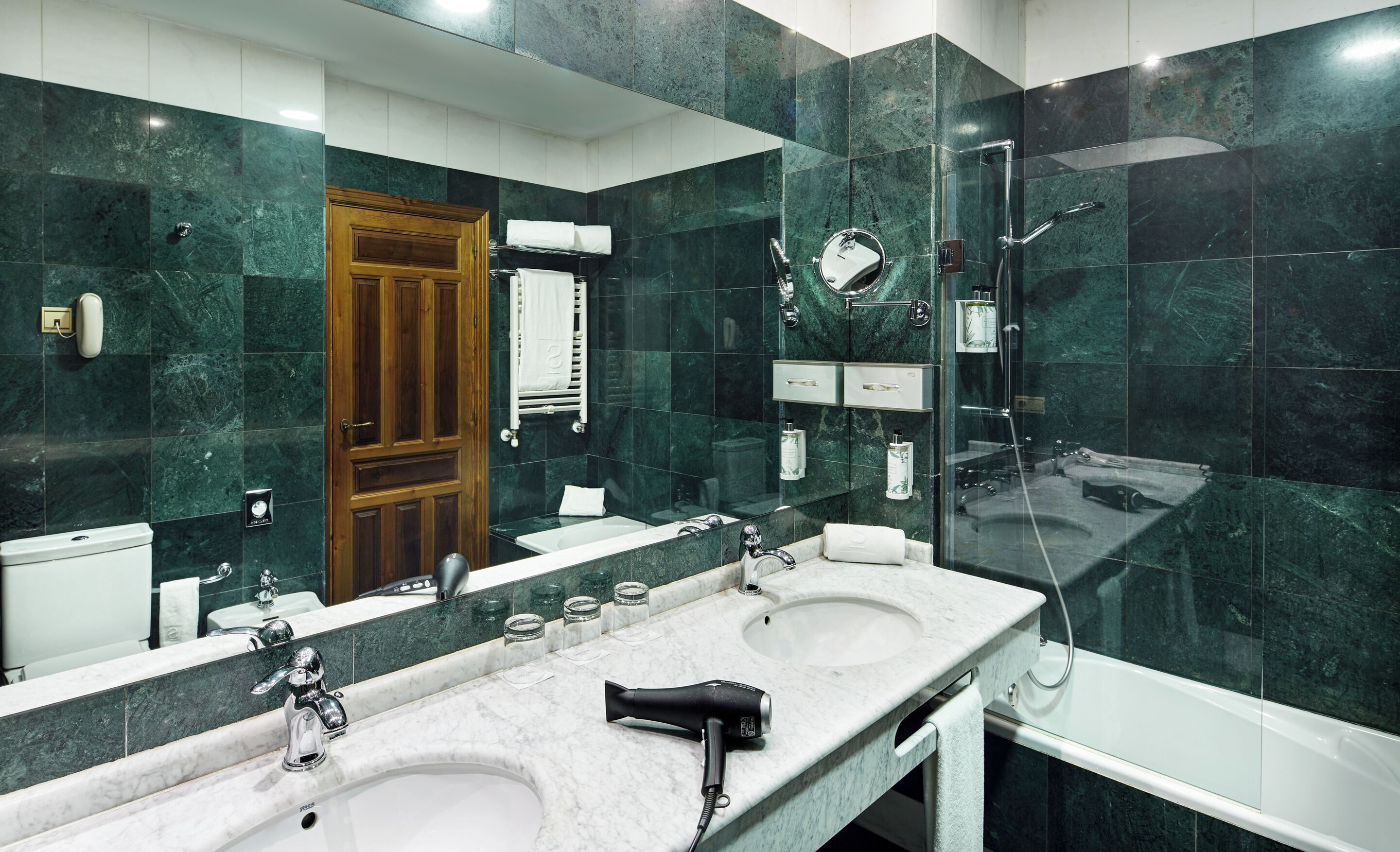 classic triple room | bathroom | combined shower/bathtub, free toiletries, hair dryer, bidet