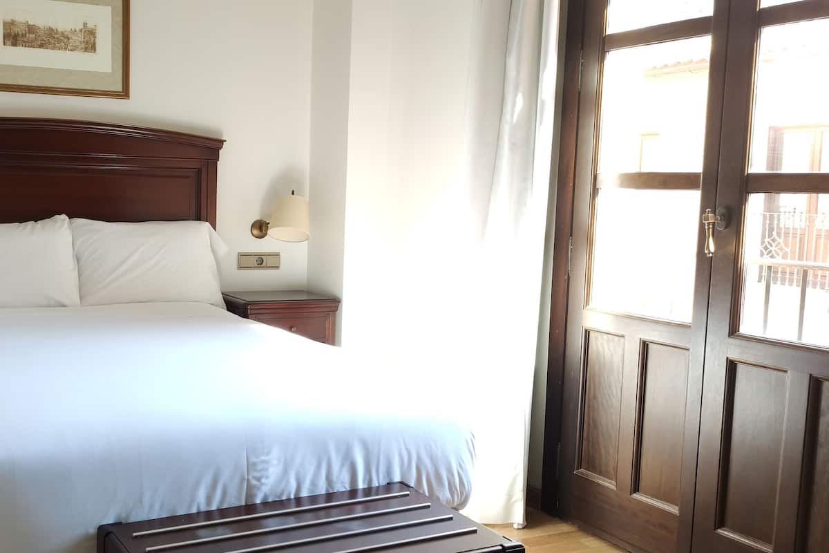 Minibar, caja de seguridad en la habitación y escritorio