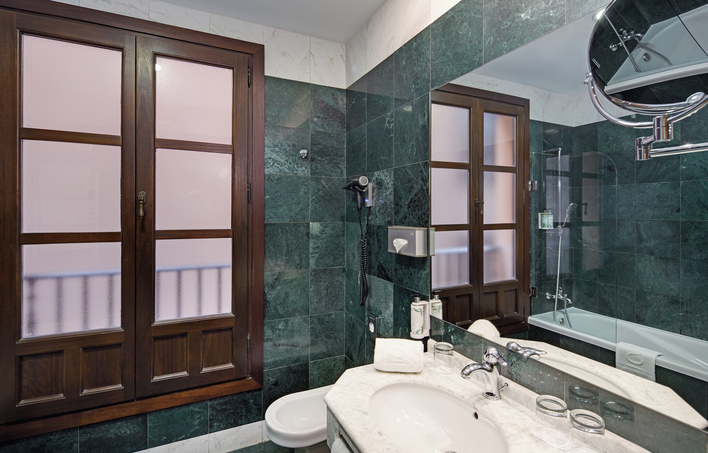 superior double room | bathroom | combined shower/bathtub, free toiletries, hair dryer, bidet