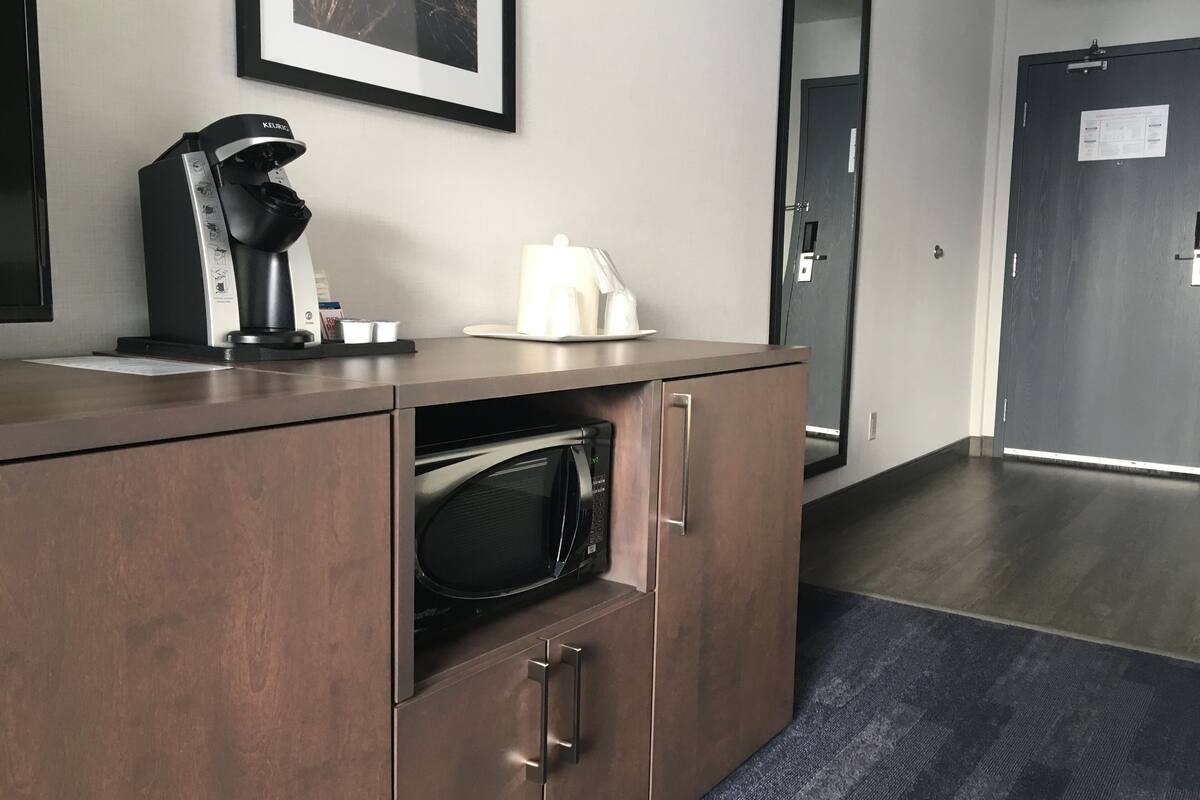 1 bedroom, premium bedding, desk, laptop workspace