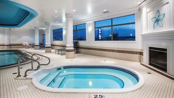 Indoor pool, sun loungers