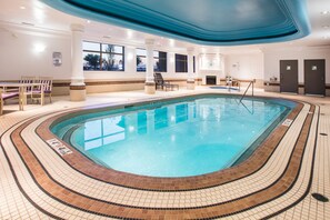 Indoor pool, sun loungers