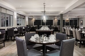 Breakfast, lunch, dinner served; American cuisine