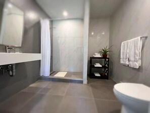 Deluxe PLUS Two Double Bedroom | Bathroom | Shower, free toiletries, hair dryer, towels - Auberge Du Grand Lac (Magog)