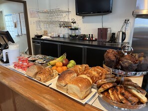 Petit-déjeuner continental (8.50 CAD par personne)