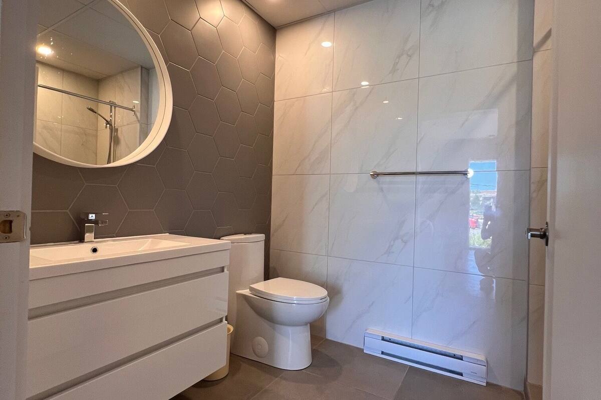 deluxe plus two double bedroom | bathroom | shower, free toiletries, hair dryer, towels