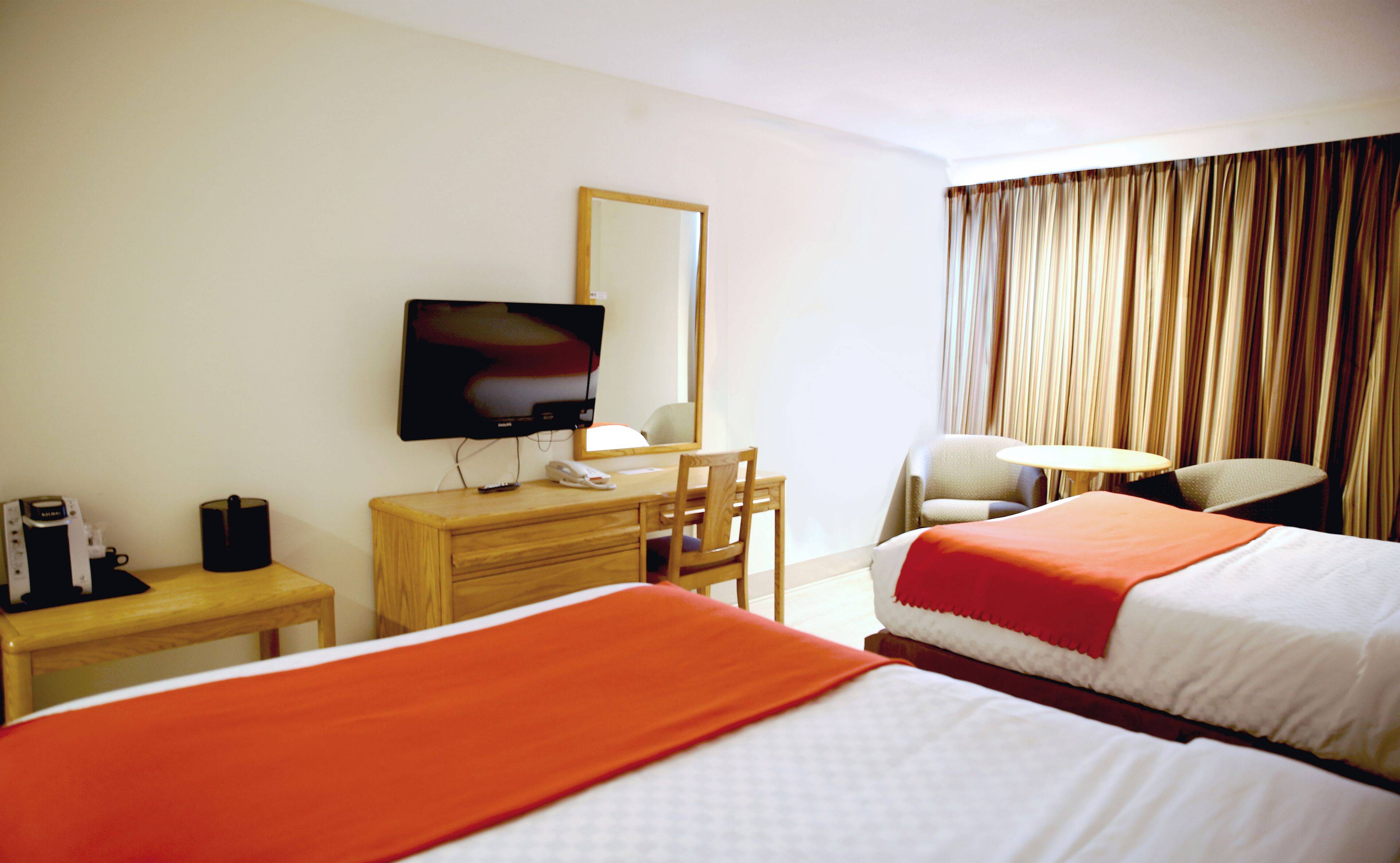 مكتب وستائر تعتيم وتجهيزات عازلة للصوت ومكواة/لوح كي