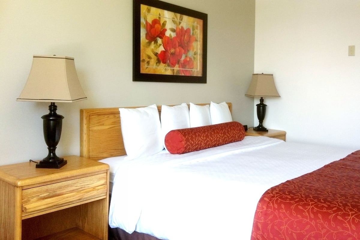 Royal King Room | Desk, blackout drapes, soundproofing, iron/ironing board