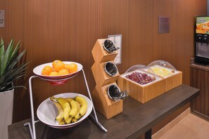 Free daily buffet breakfast  - Fairfield Inn & Suites Orlando Ocoee (Ocoee)