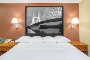 Espacio para trabajar con laptop, cortinas blackout y cunas gratuitas 