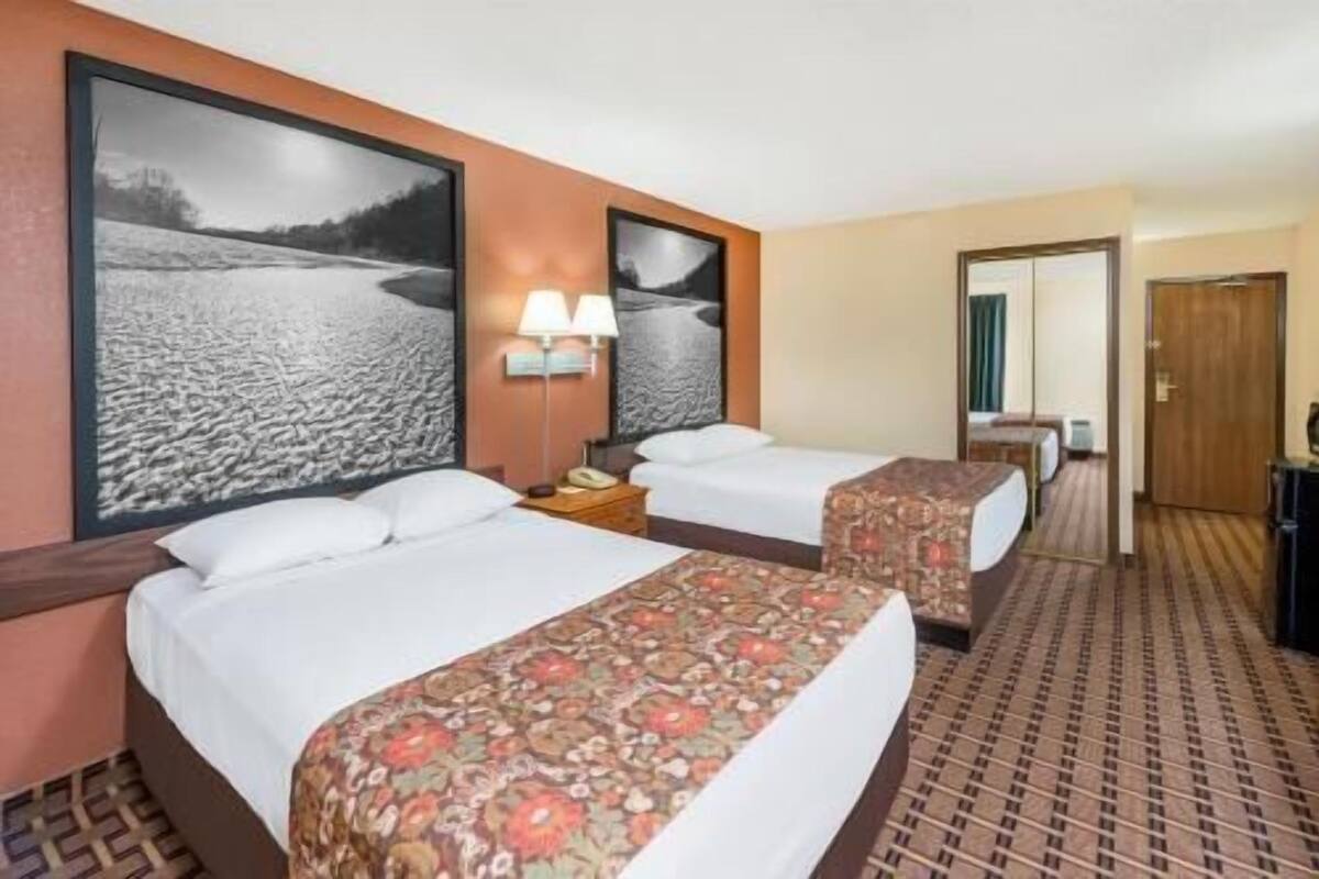 Laptop workspace, blackout drapes, free cribs/infant beds, free WiFi