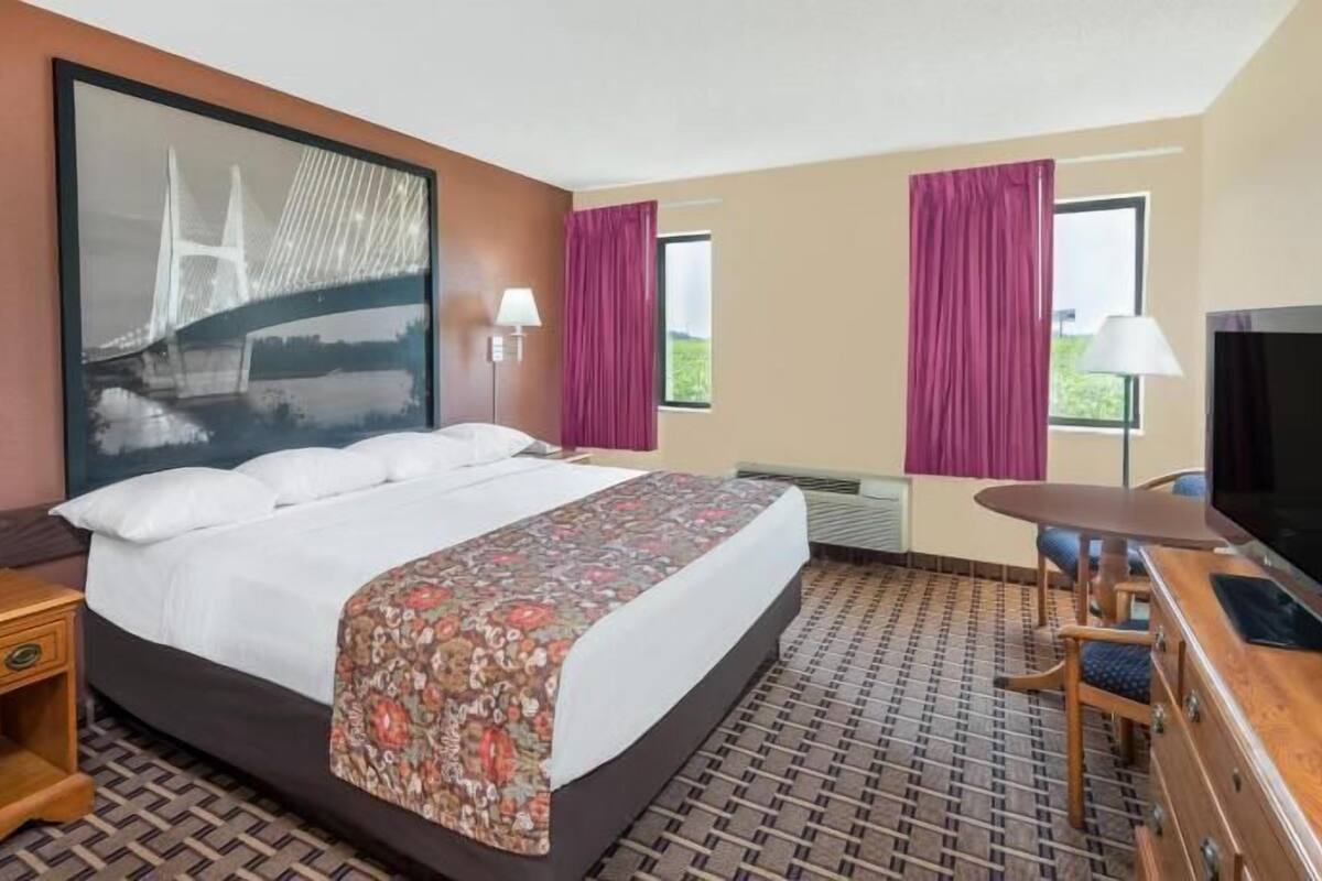 Laptop workspace, blackout drapes, free cribs/infant beds, free WiFi