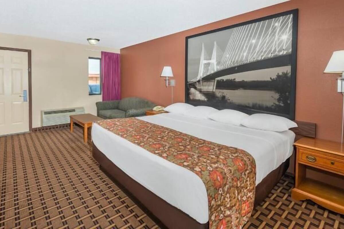 Laptop workspace, blackout drapes, free cribs/infant beds, free WiFi