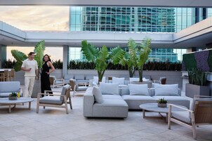 3 bares, bar junto a la piscina