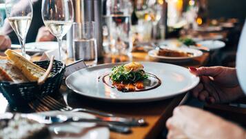 2 restaurants; breakfast and dinner served