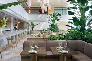 3 bars/lounges, poolside bar - Brickell Arch, a Luxury Collection Hotel, Miami (Miami)
