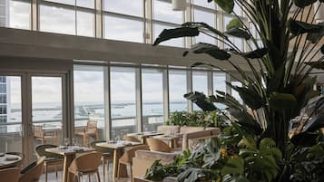 2 restaurantes: opção de café da manhã e jantar