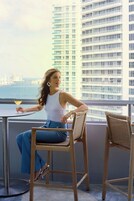 2 restaurantes, se sirve desayuno 