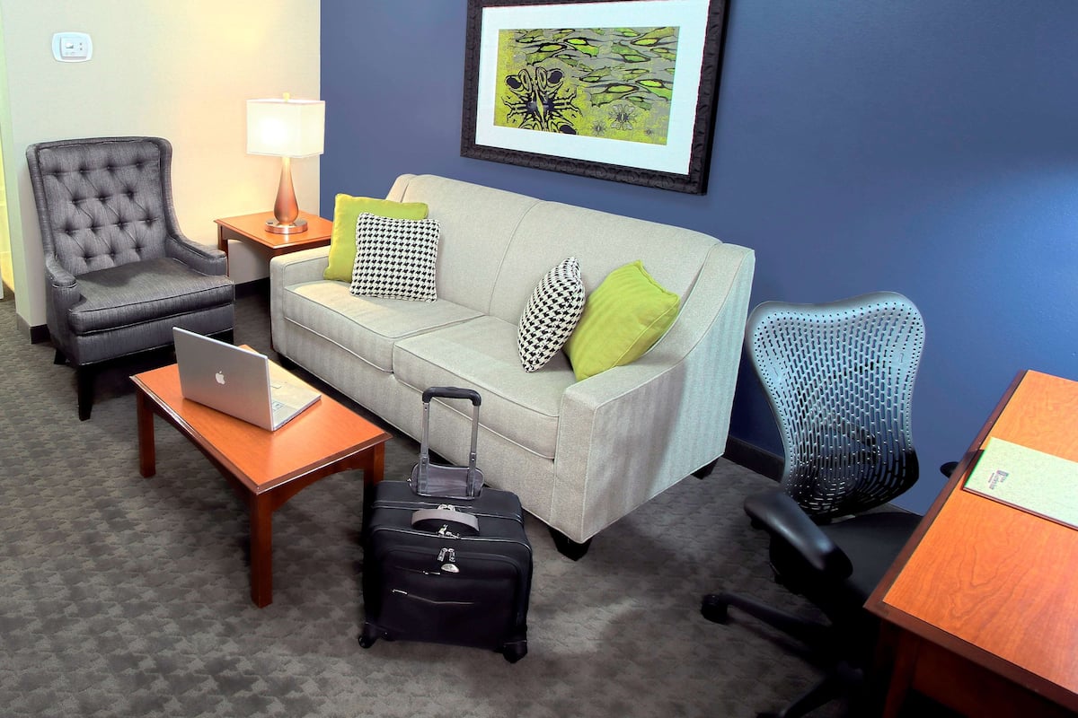 2 camas dobles | Área de sala de estar | Televisión de pantalla plana de 40 pulgadas con canales por cable